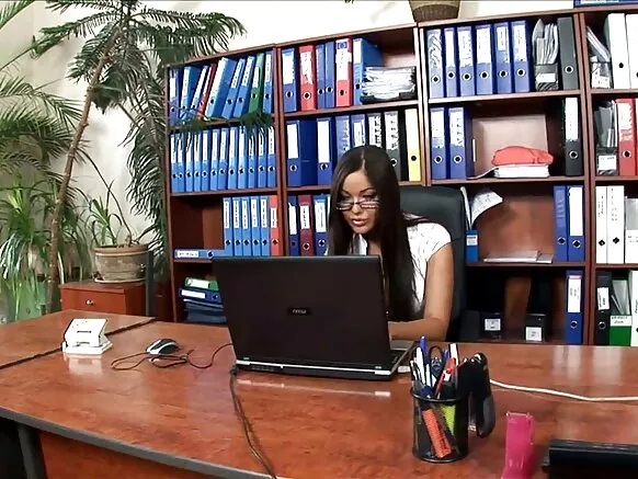 Zafafan sakatariyar dubura ta cicciko sanye da 'yar karamar safa mai tsayi da tsayin sheqa.