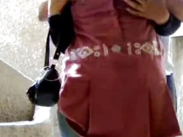 Dura ta gida sanye da hijabi, tacika da wata yarinya mai kaushi cikin hijabi na gida.