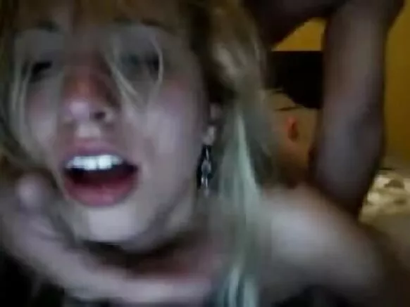 Blonde ta sami katon duburar jaki kuma an tsaga jakinta.