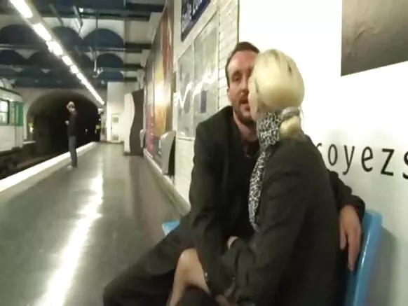 Alicia ta fuck a cikin mai son tsuliya a cikin sabis na tsutsa xxx a cikin metro ta William.
