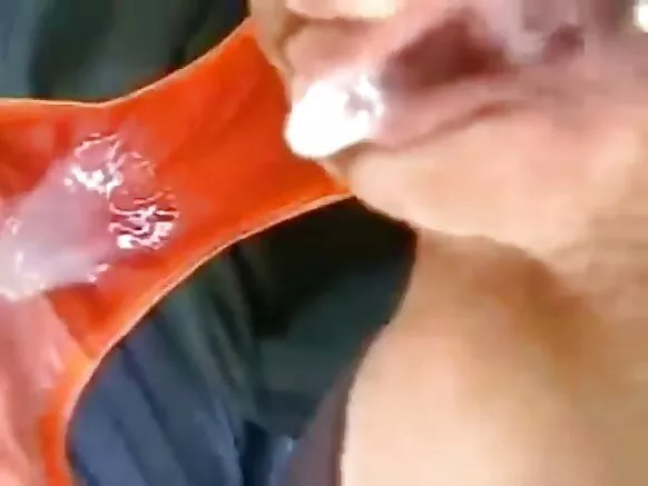 Tsakar tsuliya tare da katon dick mai maniyyi a pant din dubura.