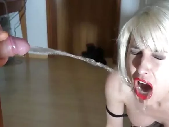 XXX duburar madigo tare da MILF na Jamus suna ƙarewa da ruwan sha na zinariya.